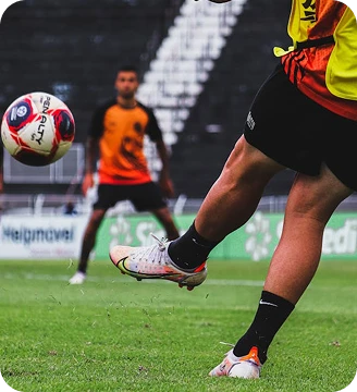 Joueur de football frappant le ballon pendant un match
