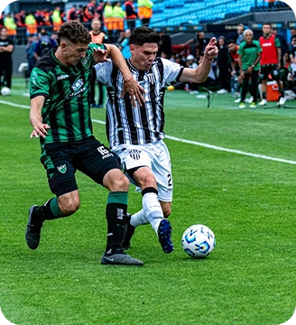 Deux joueurs de football disputant le ballon lors d’un match