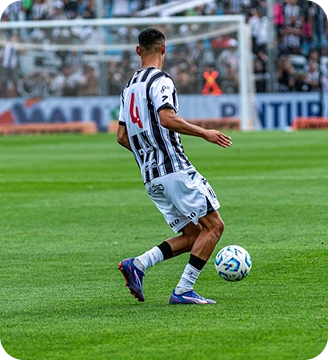 Joueur de football contrôlant le ballon sur le terrain