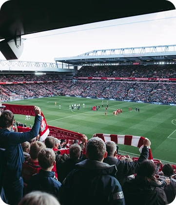 Supporters assistant à un match de football dans un grand stade